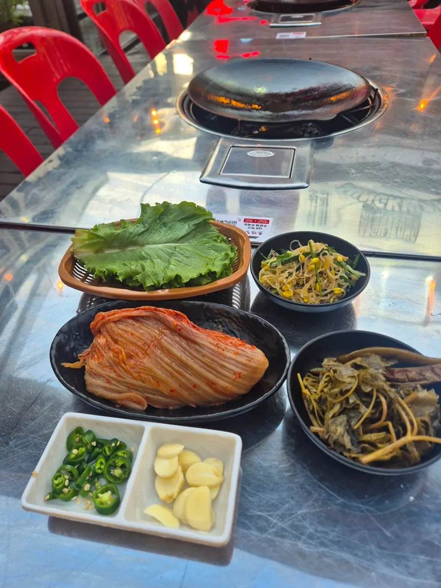 야외 테이블에 차려진 초벌집 상차림