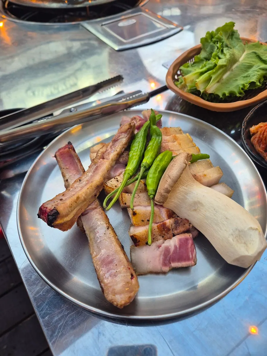 초벌삼겹살 150g 2인분 한 접시