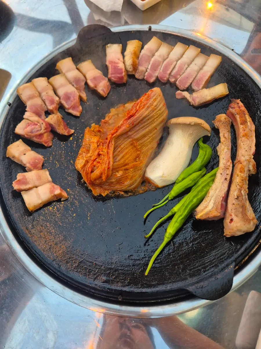 삼겹살과 함께 나온 뼈대, 버섯, 고추