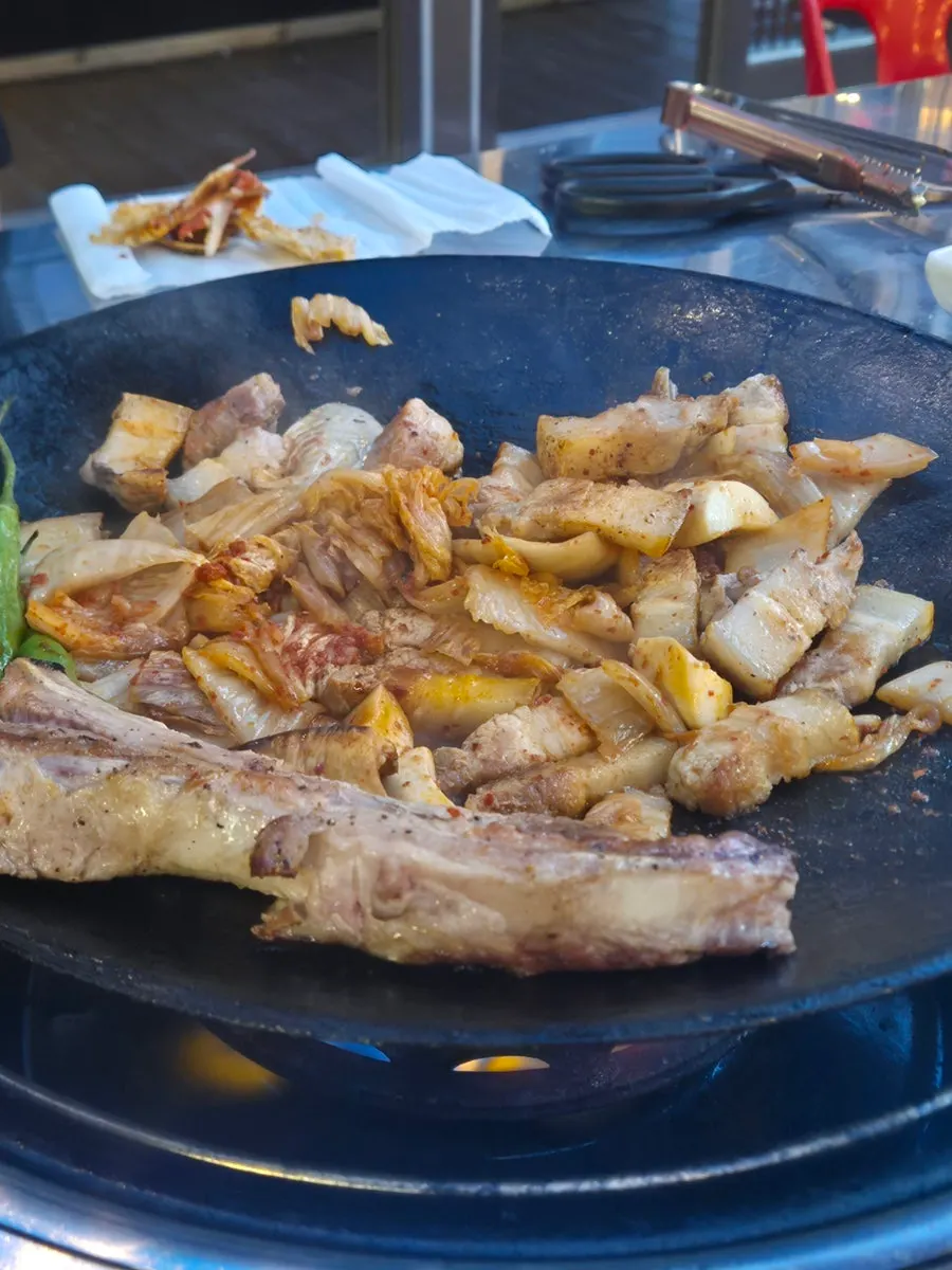 지글지글 익어가는 삼겹살과 뼈대
