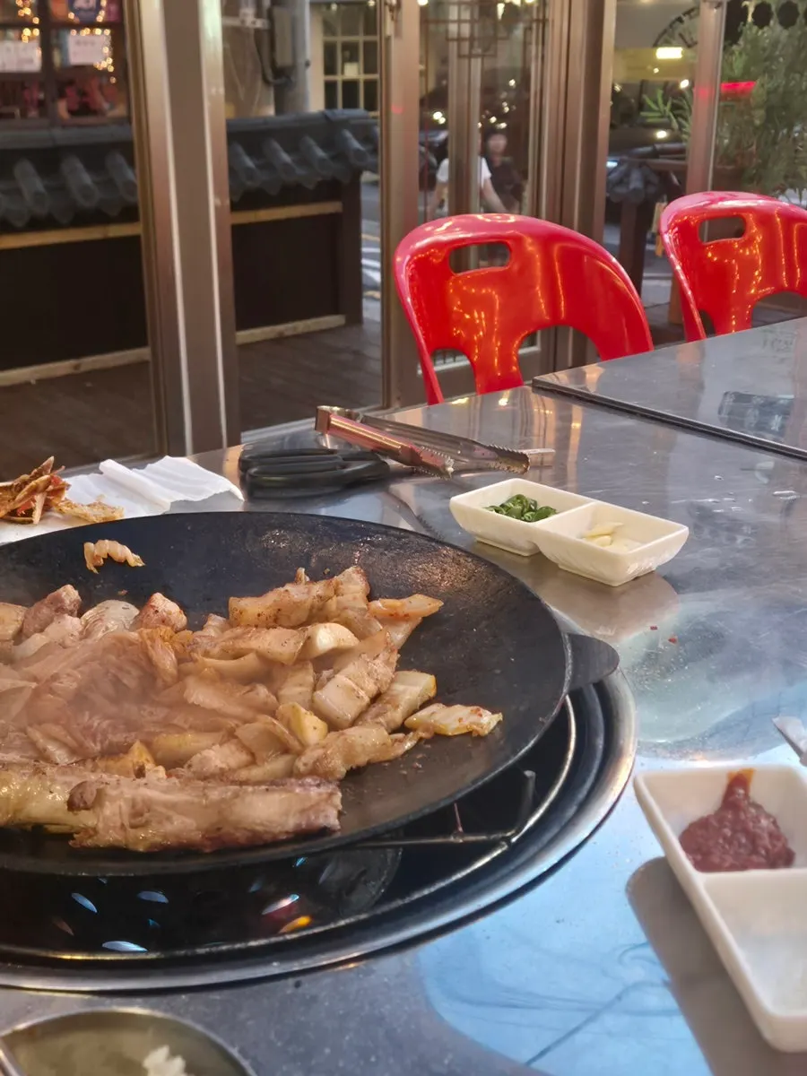 발라 먹은 뼈대가 놓인 불판