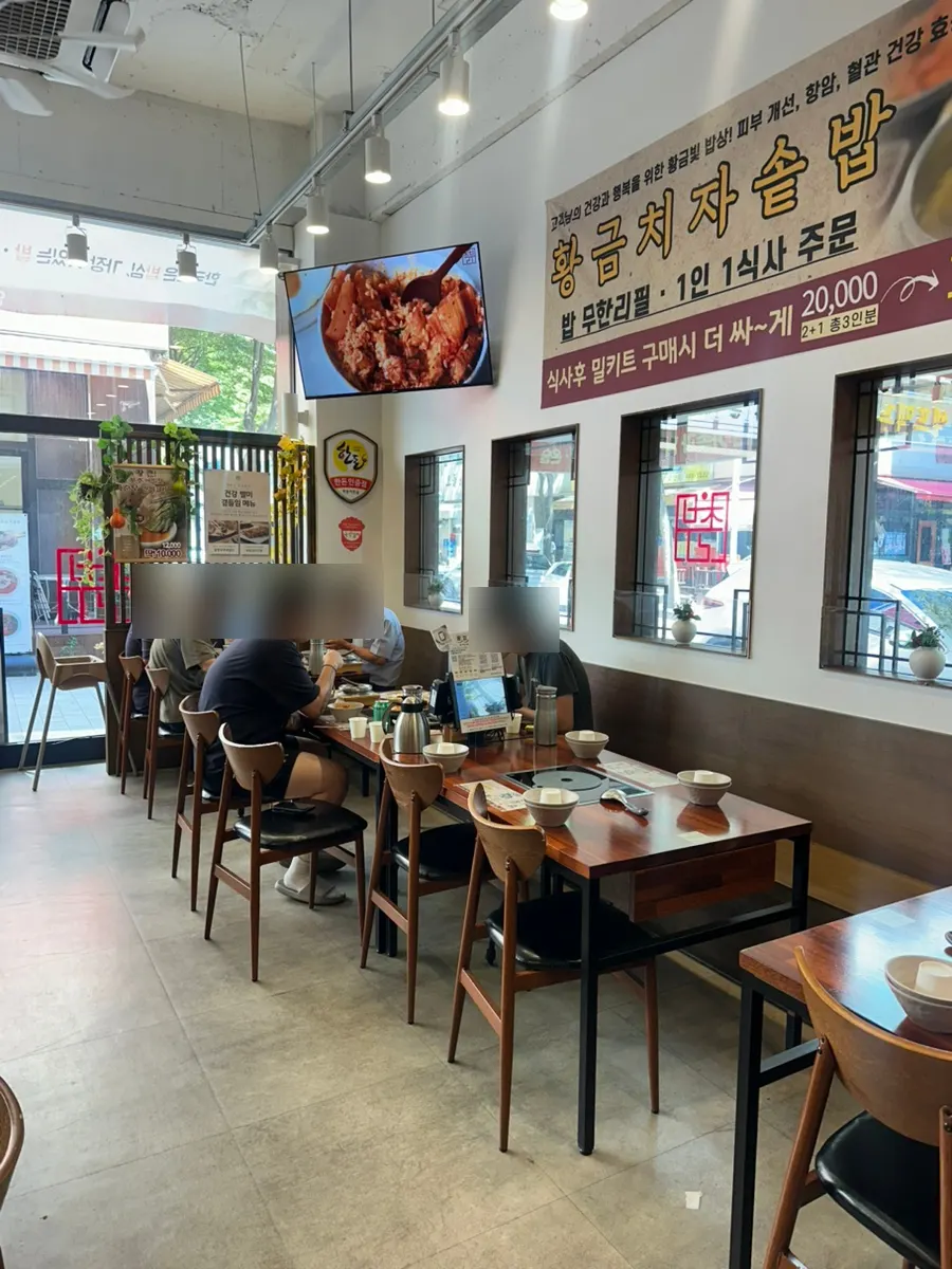Dining hall seating at Choburi Kimchi Jjigae Gojan Main Branch