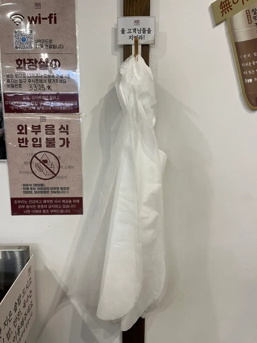 식사 전 준비한 앞치마와 테이블 세팅
