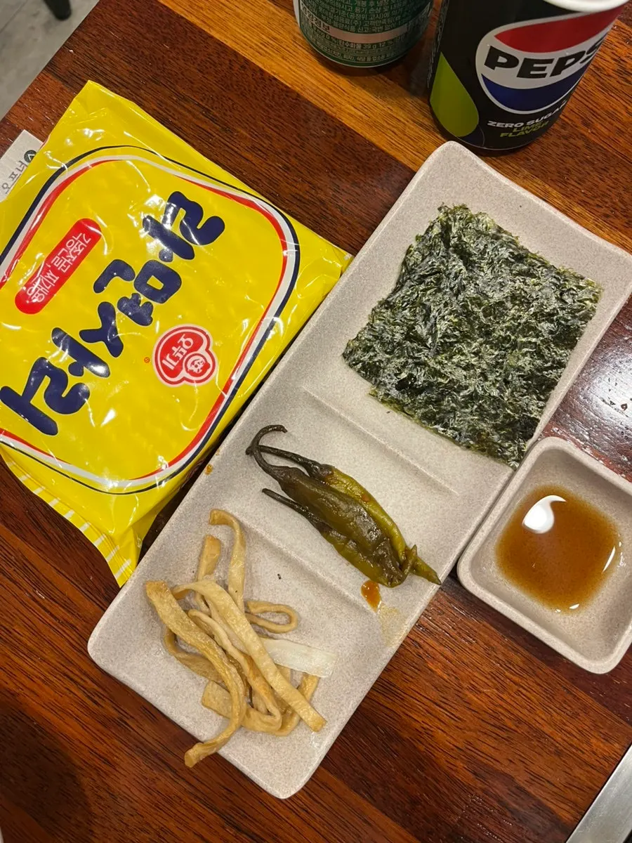 오뎅볶음 고추장아찌 마른김 등 밑반찬 한상