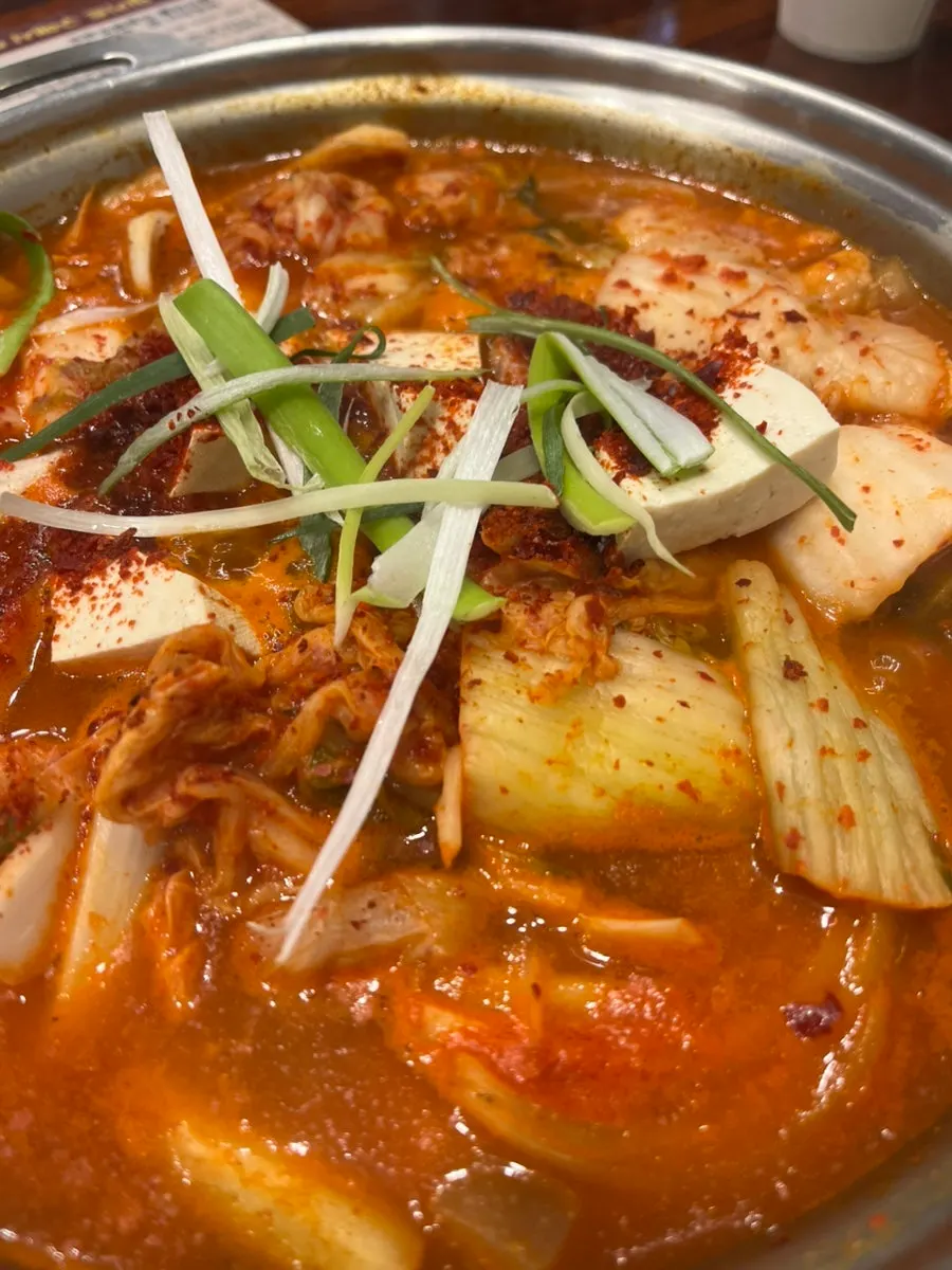 양이 푸짐한 2인 김치찌개와 들기름후라이 3개
