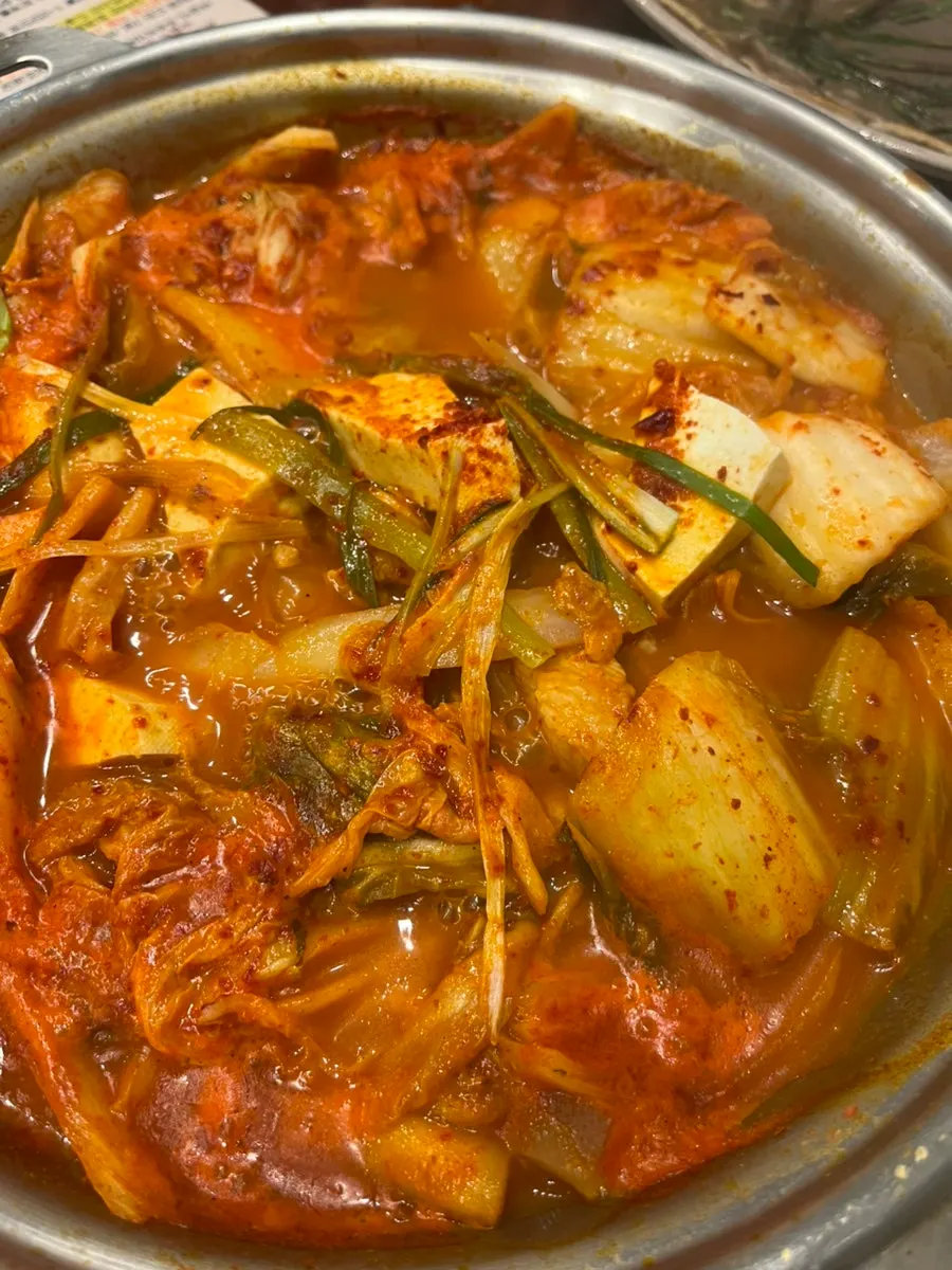 자작하게 끓은 김치찌개 속 생고기와 두부