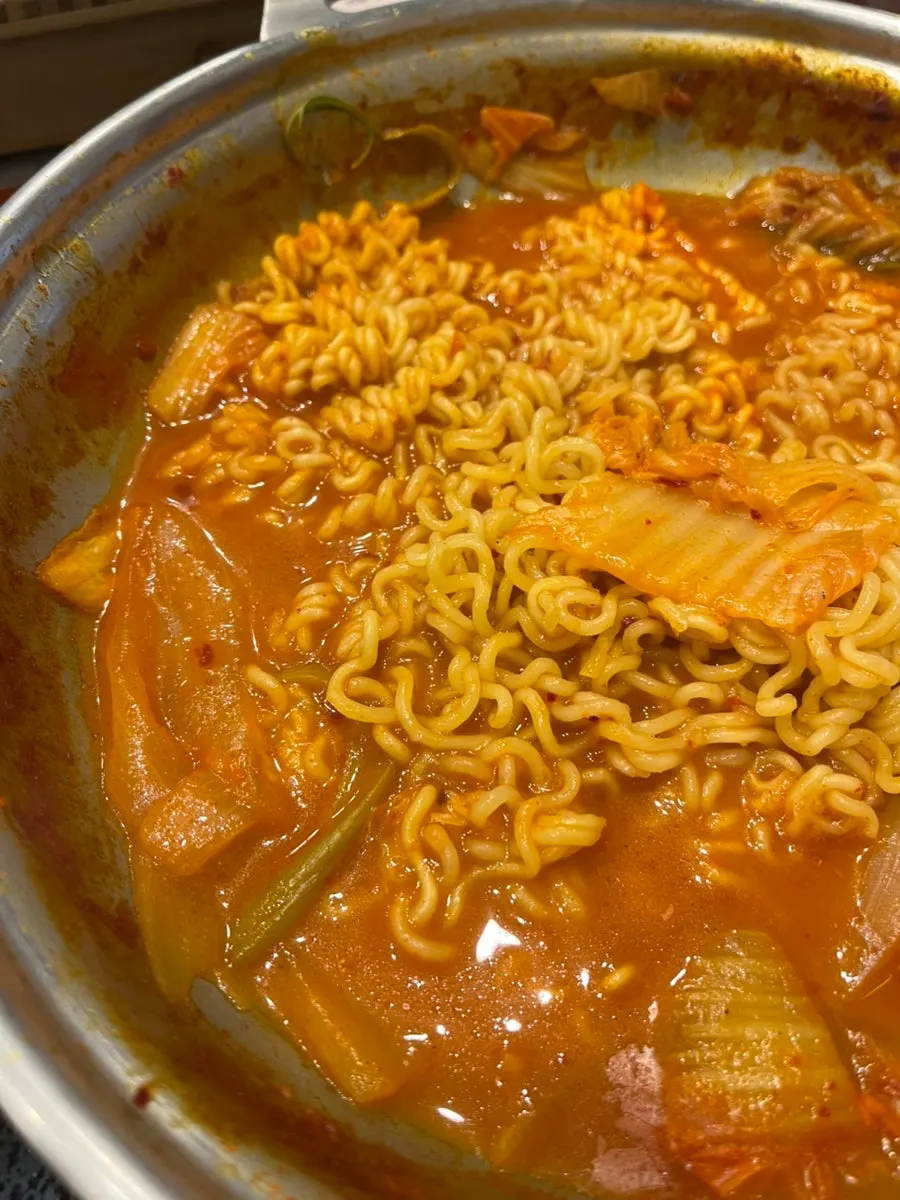 김치찌개에 넣어 끓인 라면사리
