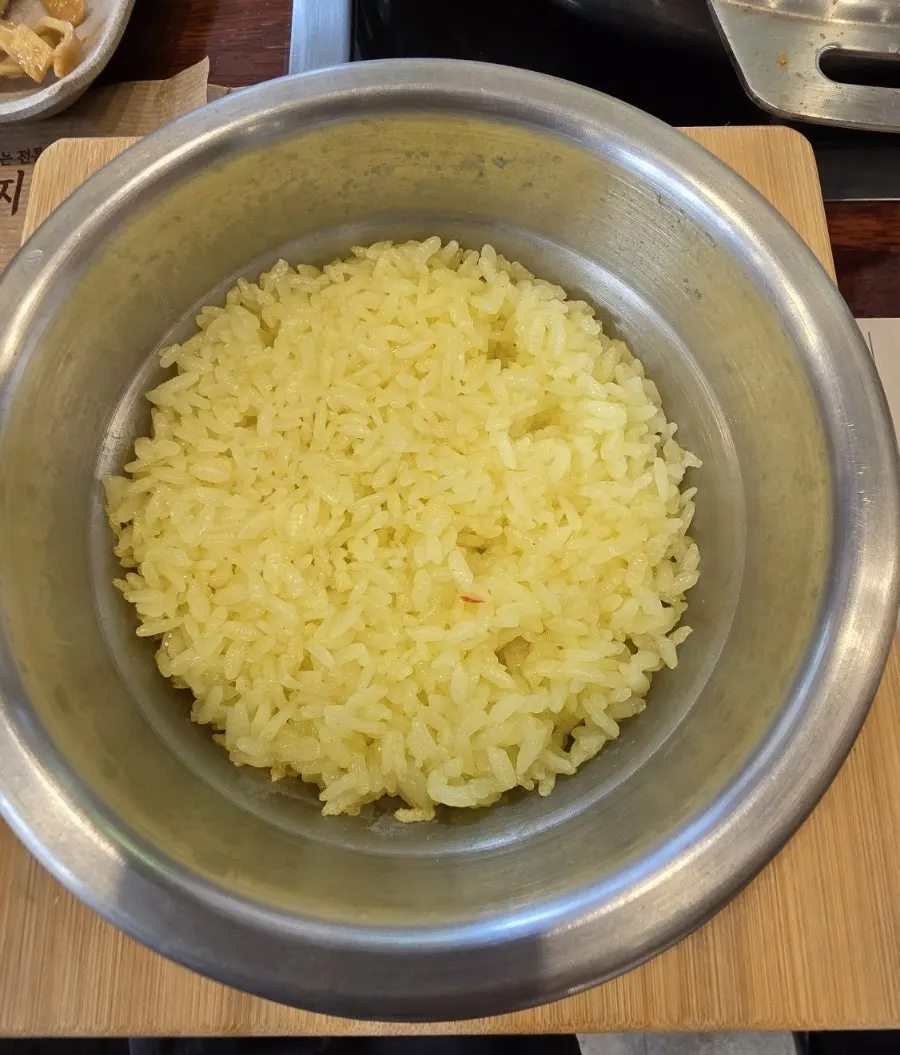 노란 빛깔의 치자 솥밥