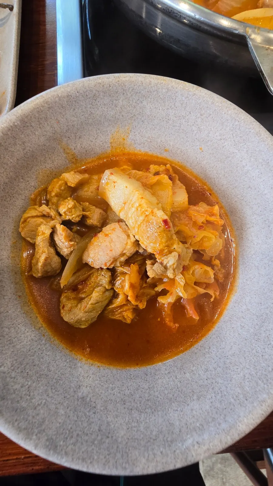 끓고 있는 칼칼한 김치찌개 국물
