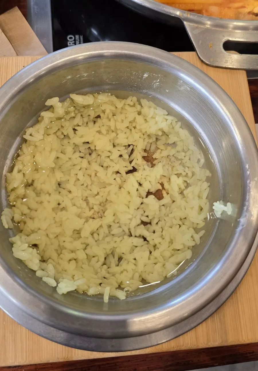 치자 솥밥에 김치찌개 건더기를 올린 비빔밥