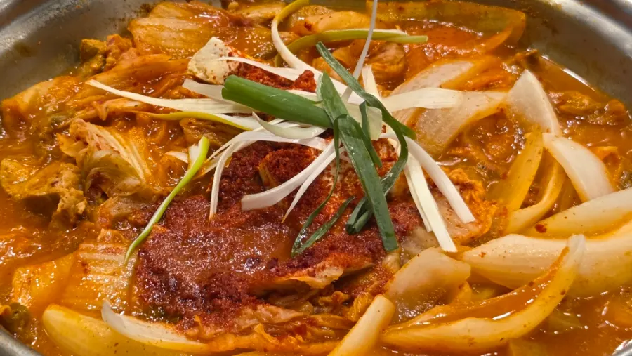 끓기 전 김치찌개 냄비