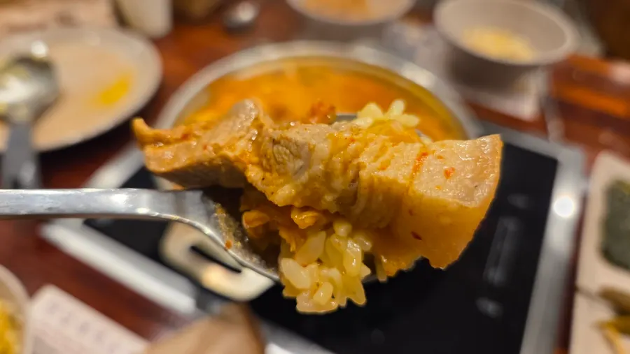 김치찌개와 반찬이 차려진 상