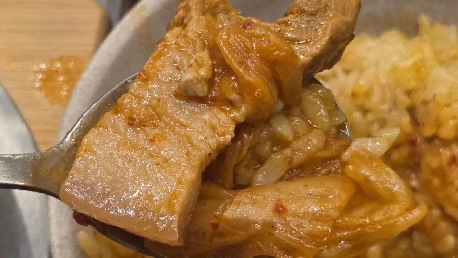 김치찌개에서 건진 돼지고기와 김치