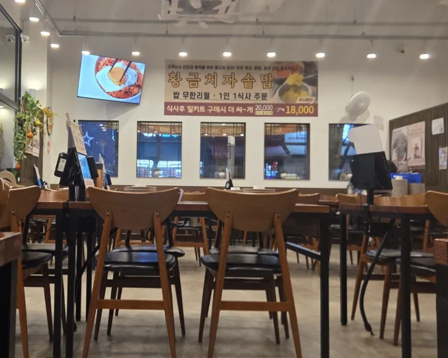 약 120평 규모의 넓은 홀 내부