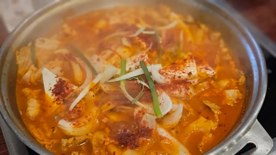 한돈 목살과 신김치가 담긴 김치찌개 냄비