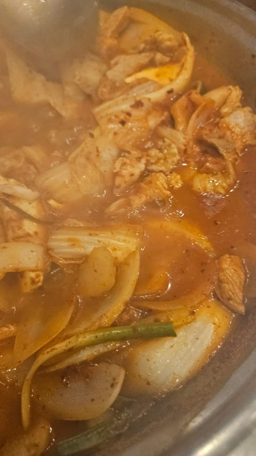 불판 위에서 끓고 있는 김치찌개