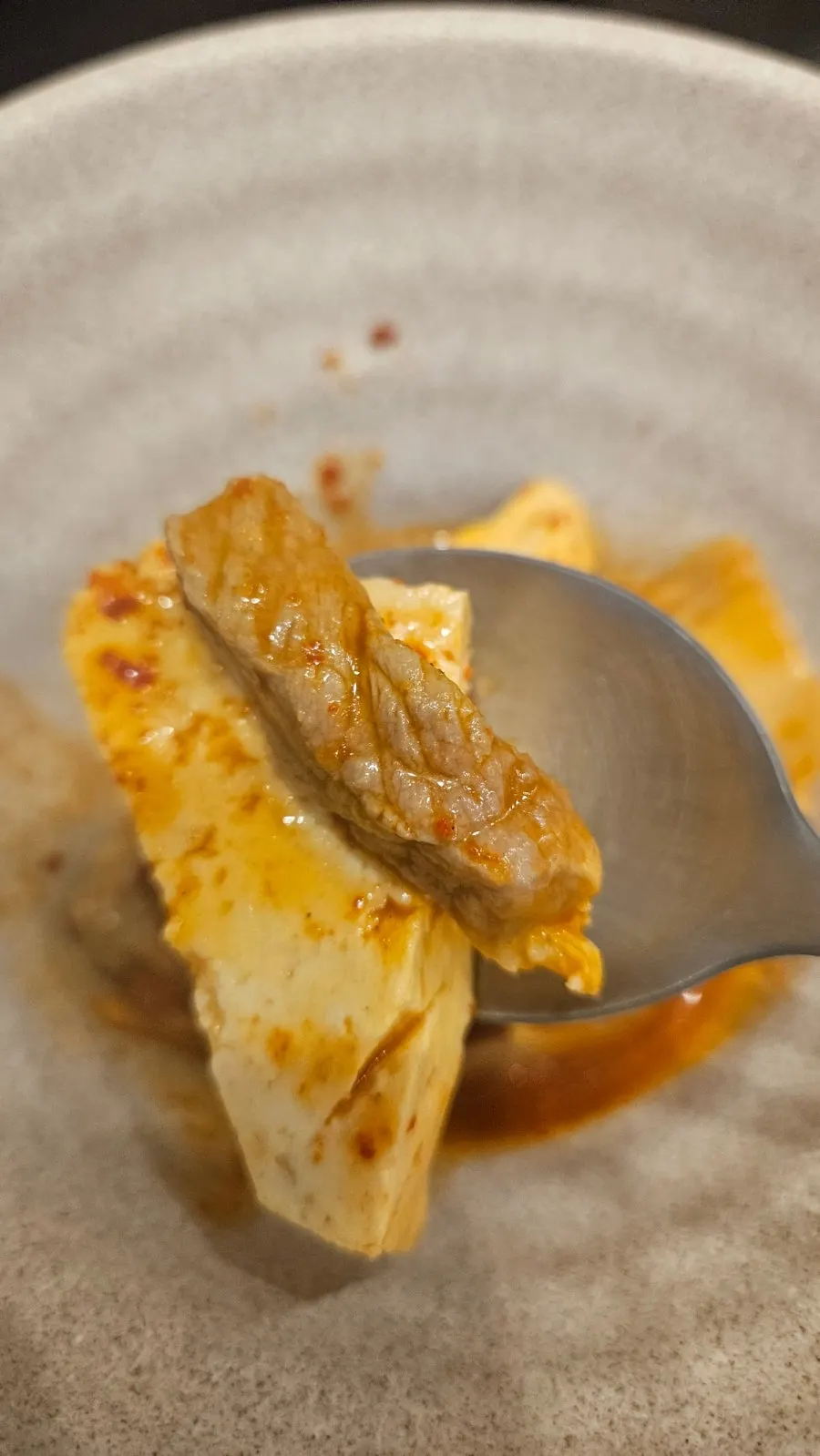 국물을 한 숟갈 떠올린 김치찌개
