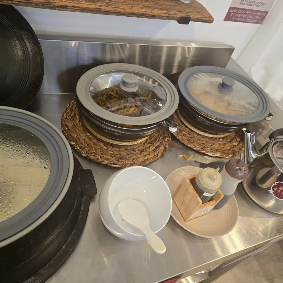 Self-serve bar with side dishes and stone-pot rice