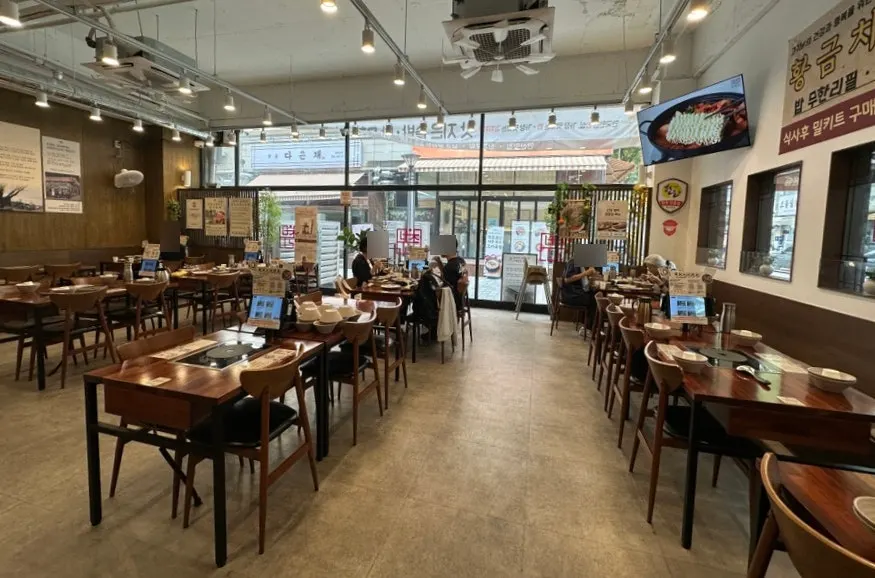 Spacious interior of Choburi Kimchi Jjigae Gojan Main Branch