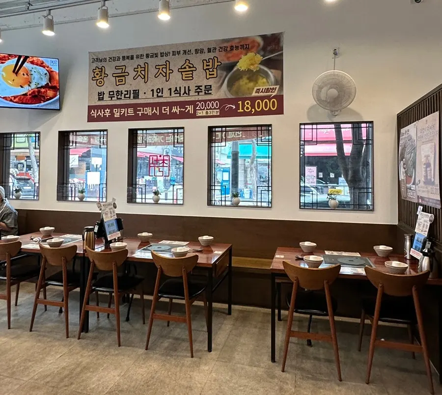 Restaurant tables good for solo dining