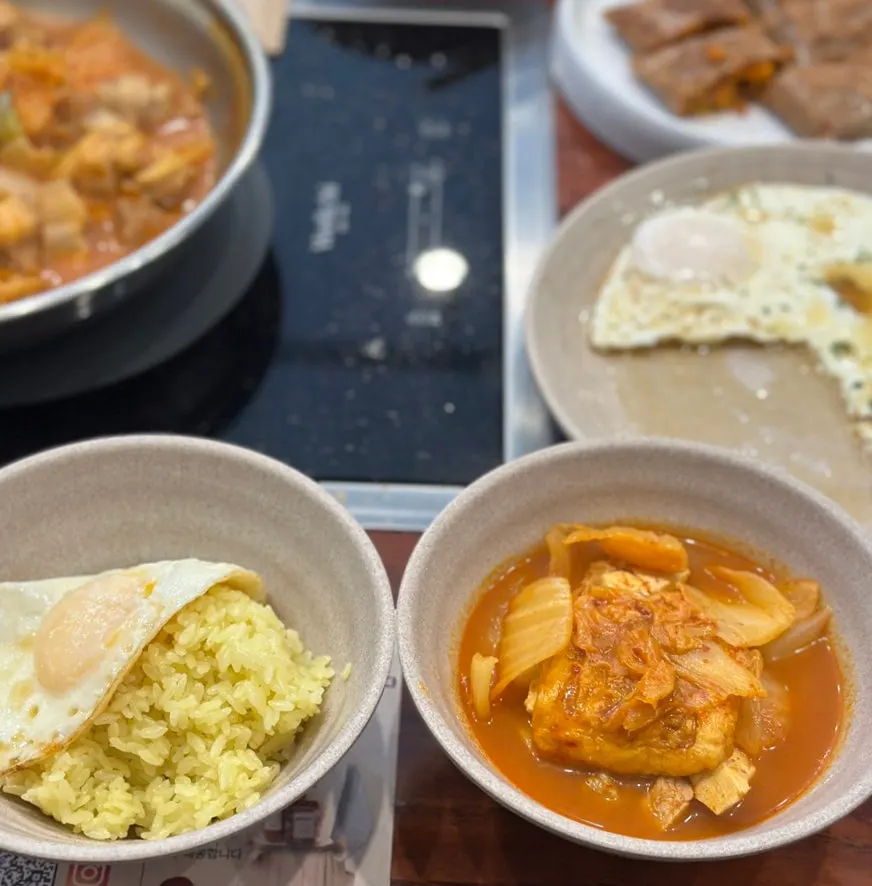 Perilla oil fried egg placed on turmeric stone-pot rice