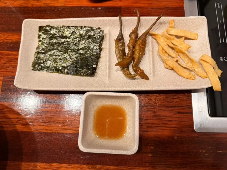 Seaweed with soy sauce, stir-fried fish cake, and pickled vegetable side dishes