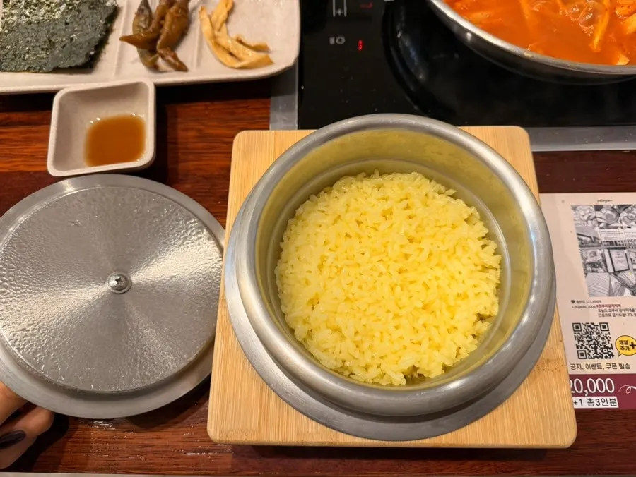 Perilla oil fried eggs and ramyeon noodles