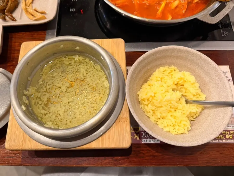 Stone-pot rice with the lid opened