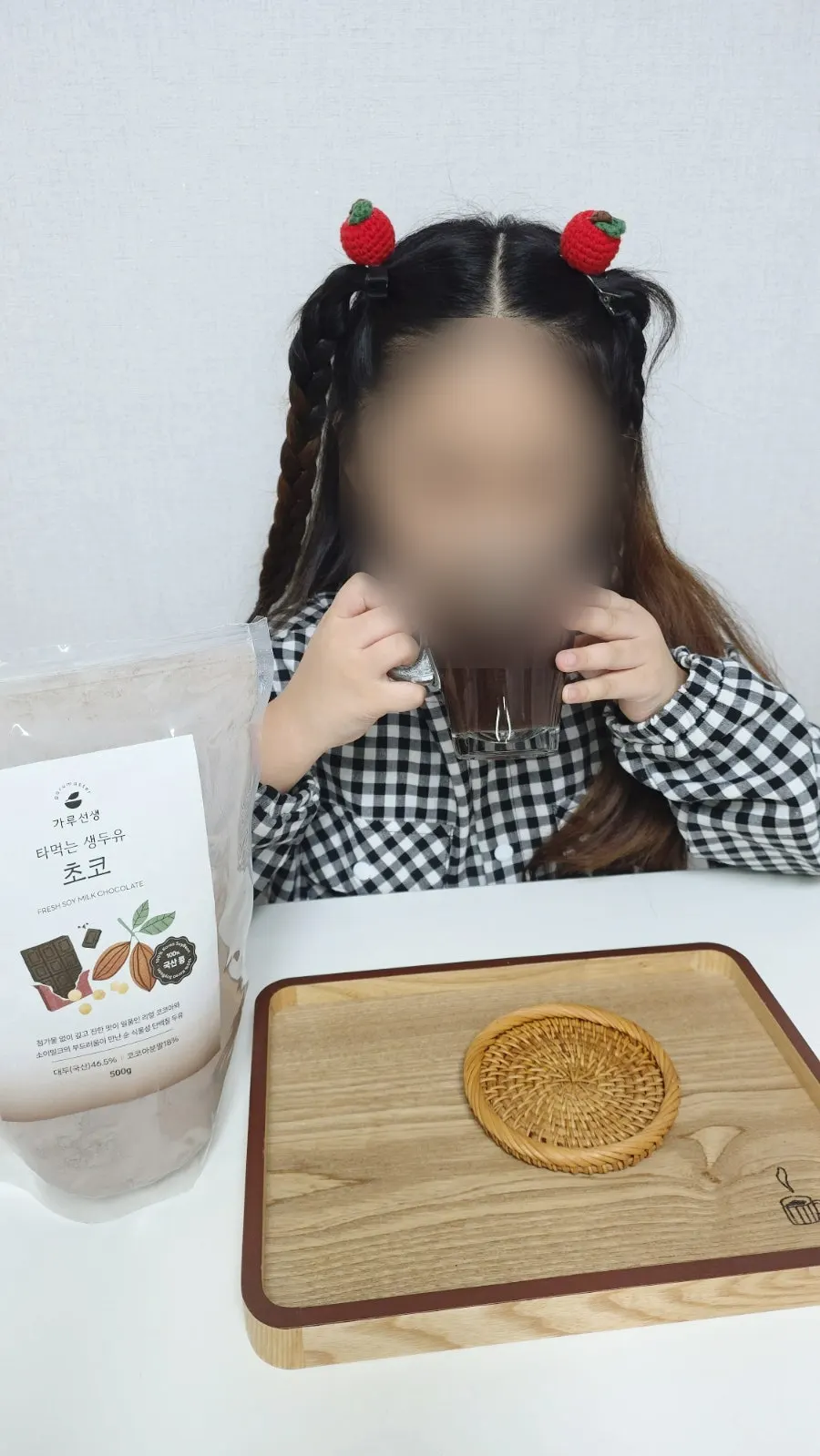 子供がチョコ豆乳を試飲する様子