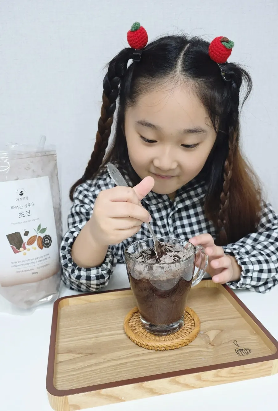 컵에 초코두유를 만드는 과정