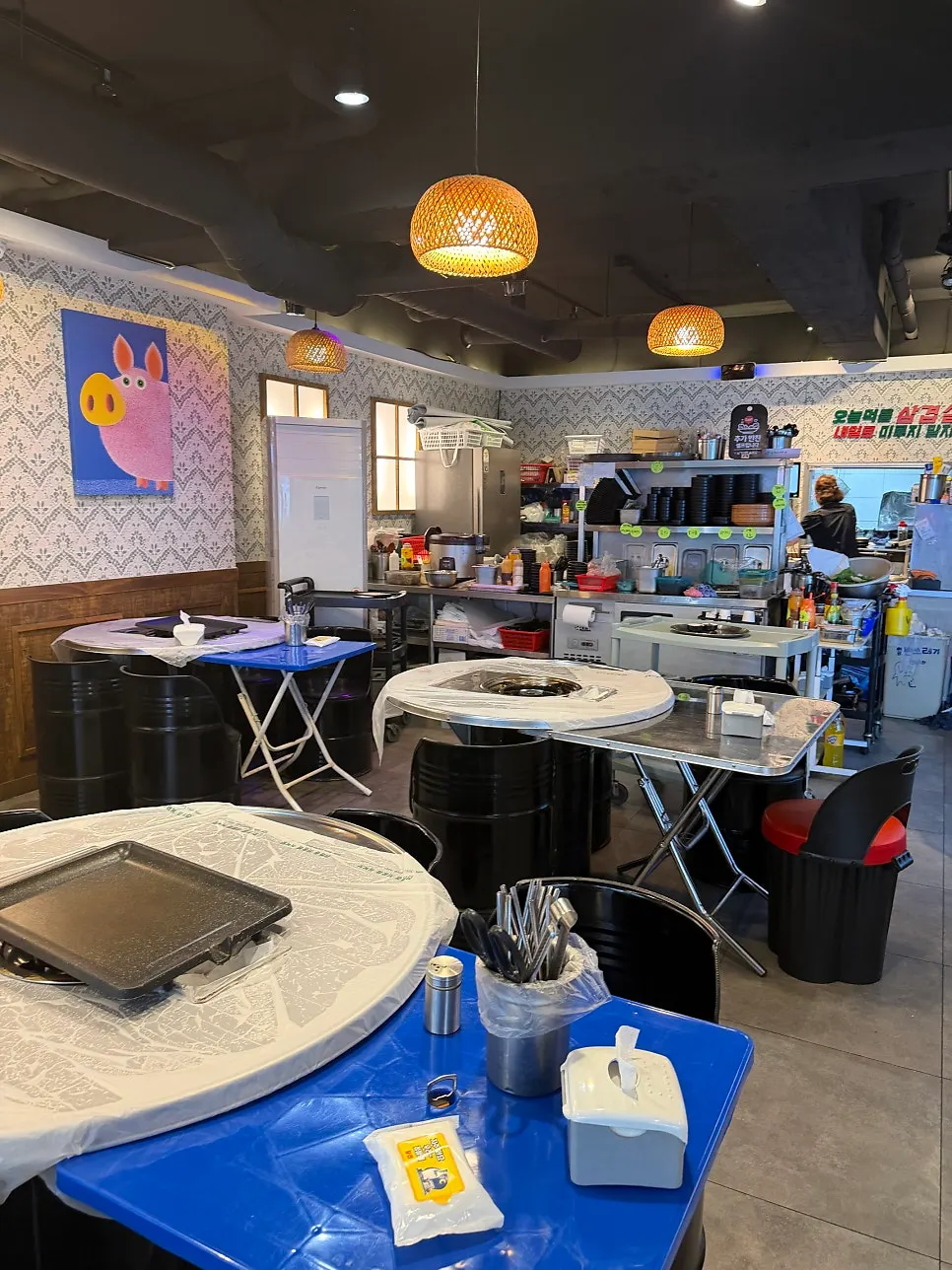 초대박냉삼 매장 내부 원형 테이블