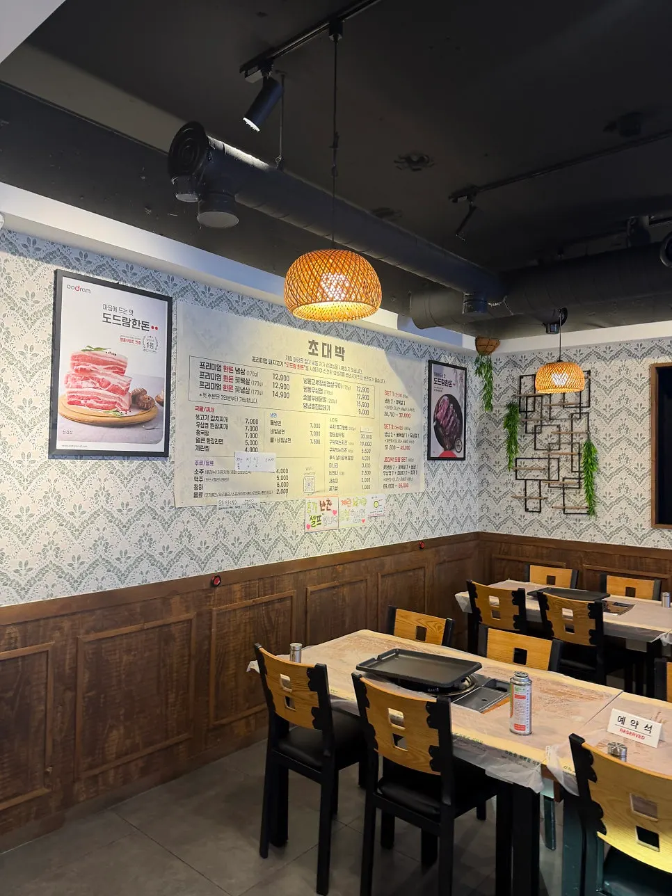 단체석이 있는 매장 내부 전경