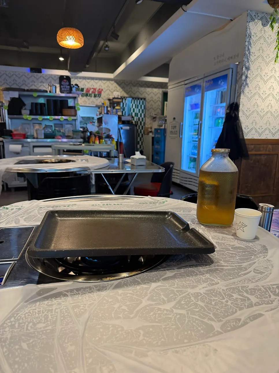 고기와 곁들일 밑반찬이 놓인 테이블
