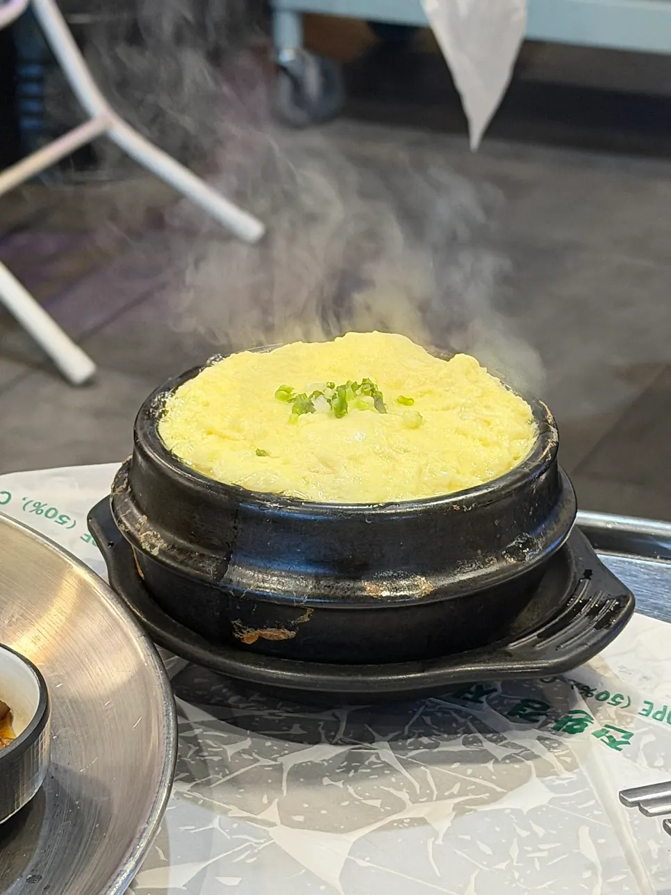 함께 나온 계란찜과 밑반찬 한상
