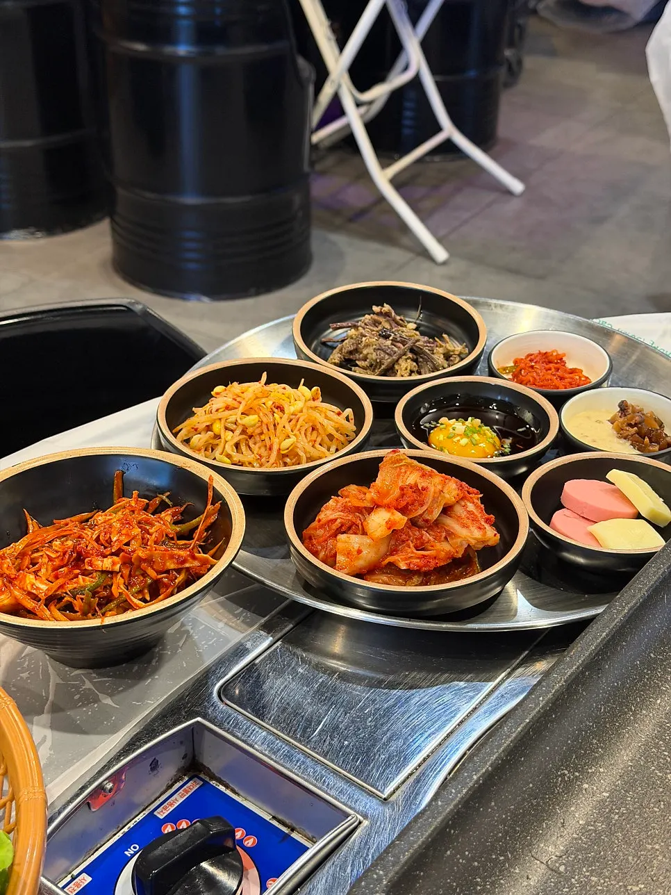 김치와 콩나물, 무생채 등 밑반찬 접시