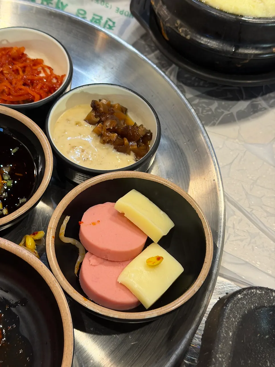 핑크소세지와 치즈, 버섯이 담긴 반찬