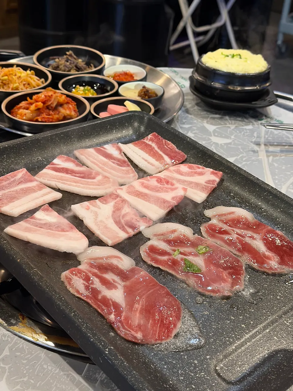 네모난 불판에 올린 냉동 삼겹살