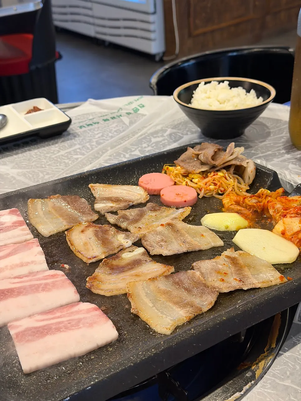 김치와 콩나물을 함께 구운 불판