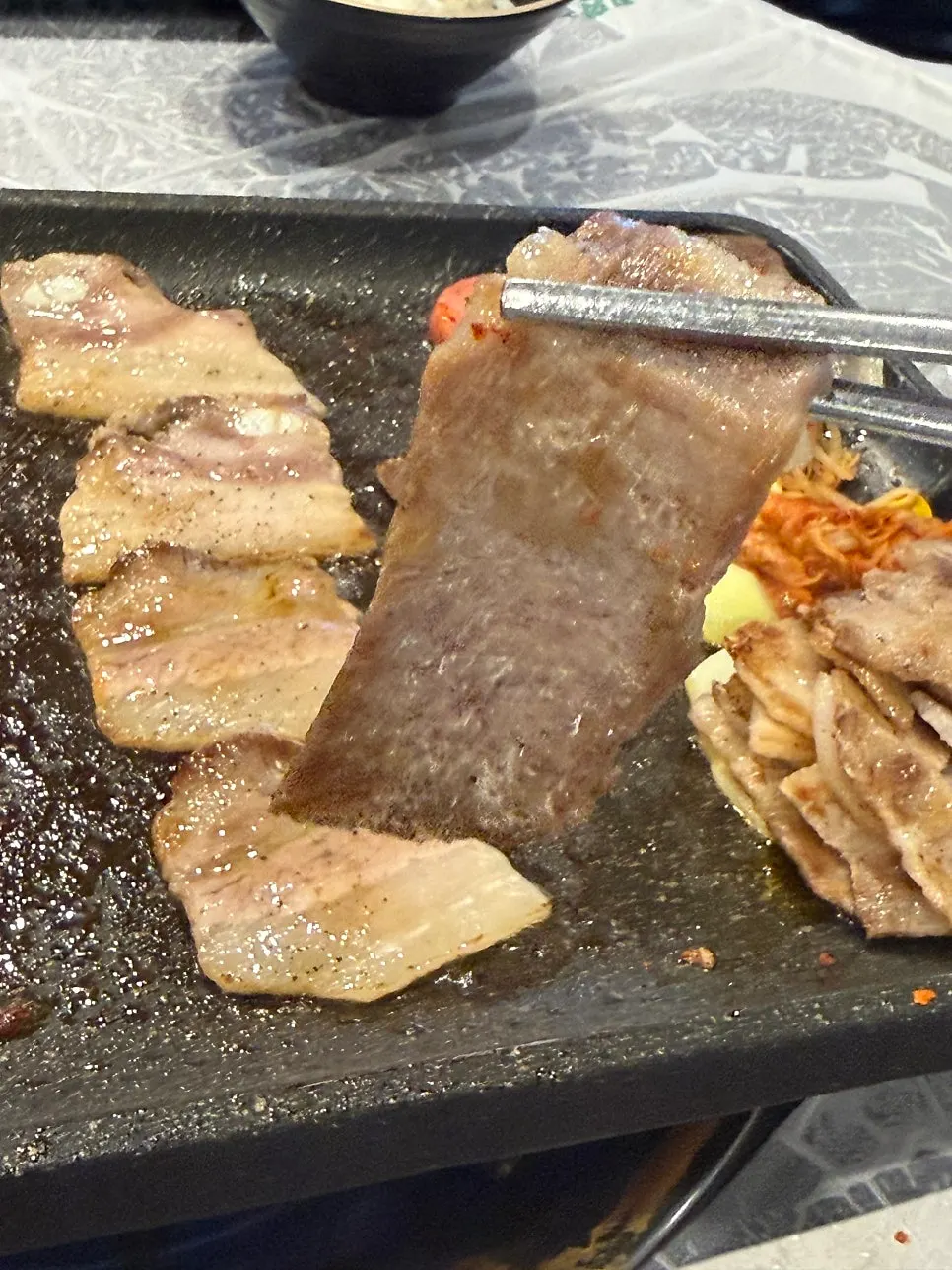노릇하게 구워진 꽃목살
