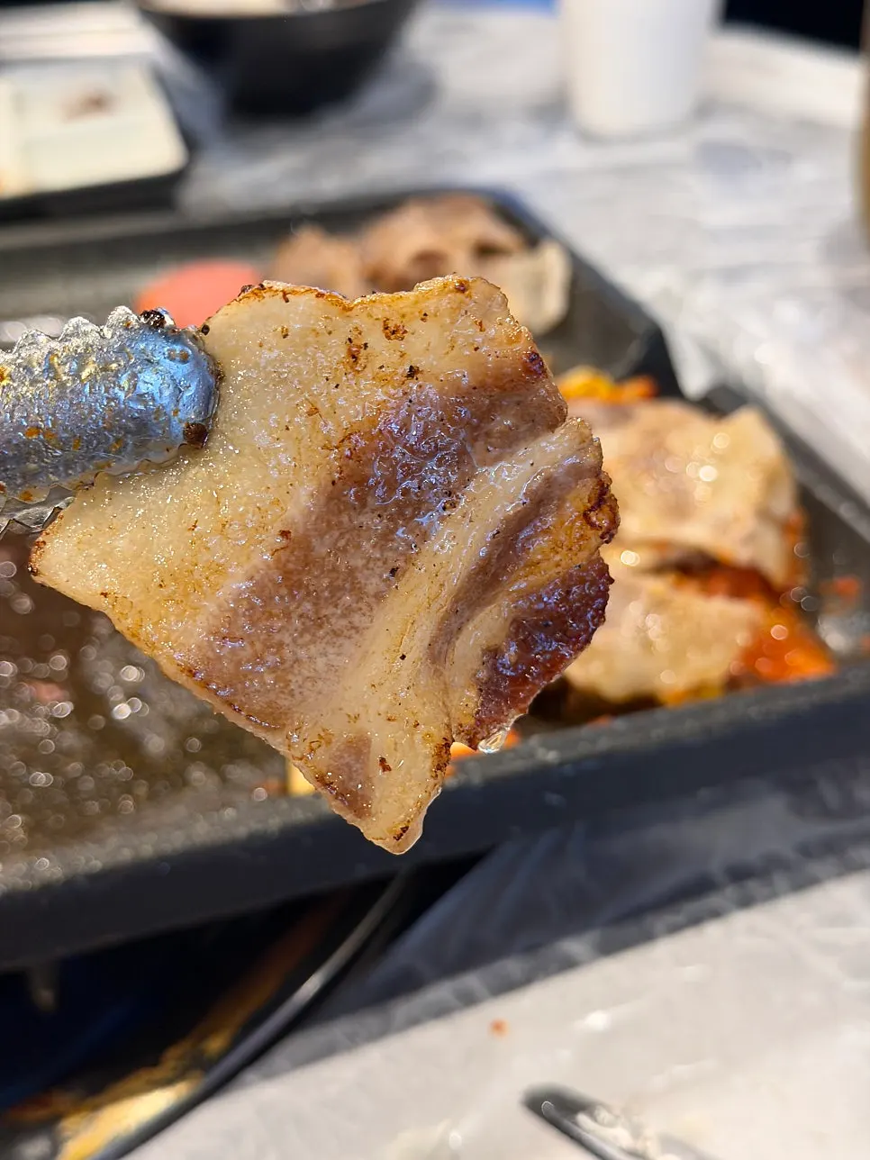 다 익은 냉동 삼겹살 클로즈업