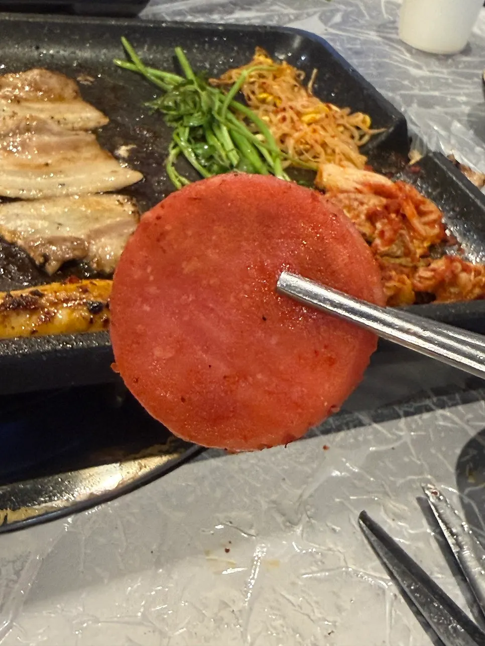 상추에 삼겹살과 파채를 올린 쌈