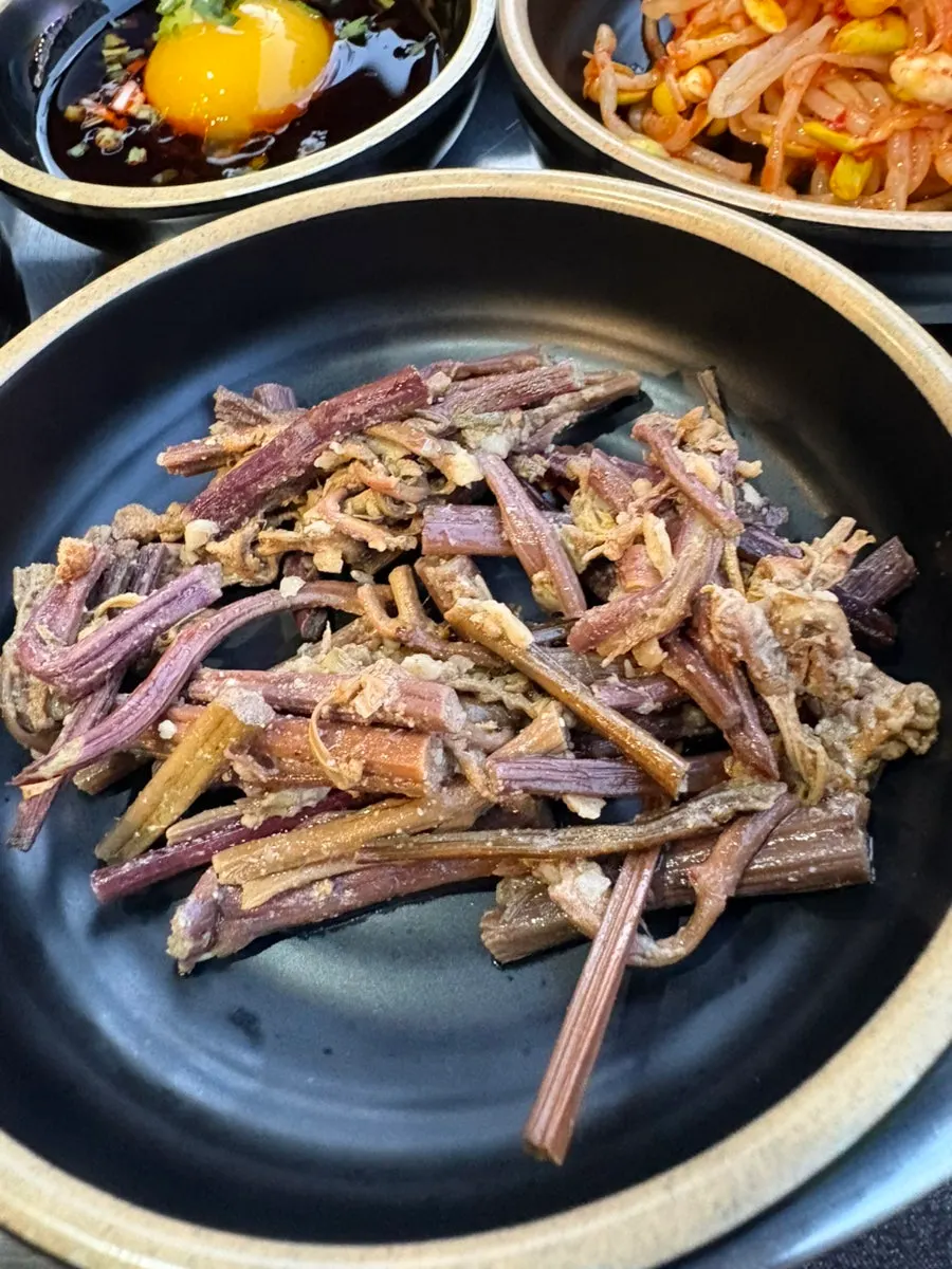 Bracken fern and seasoned bean sprout side dishes