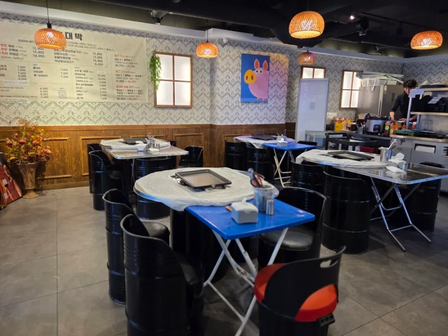 Retro interior atmosphere of Chodaebak Naengsam