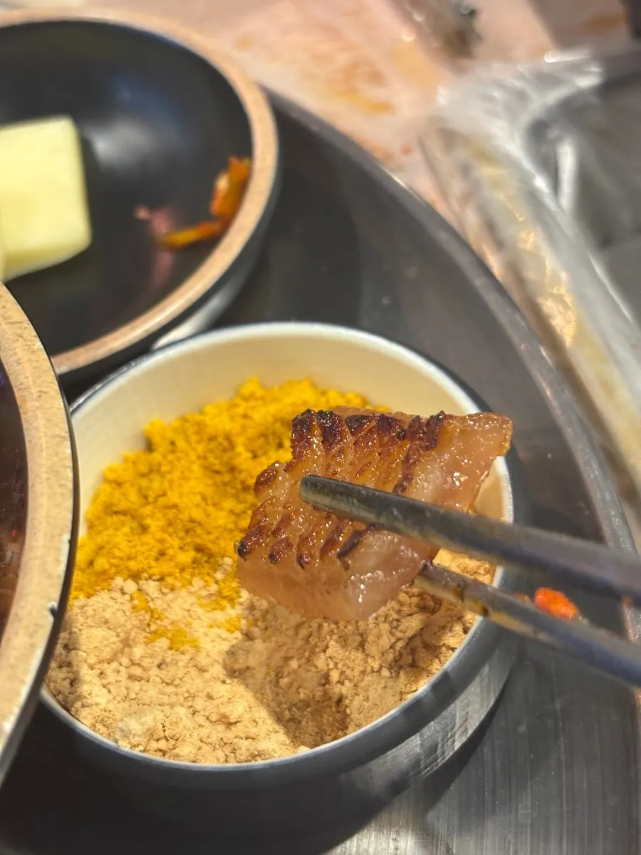 Honeycomb pork skin dipped in soybean powder