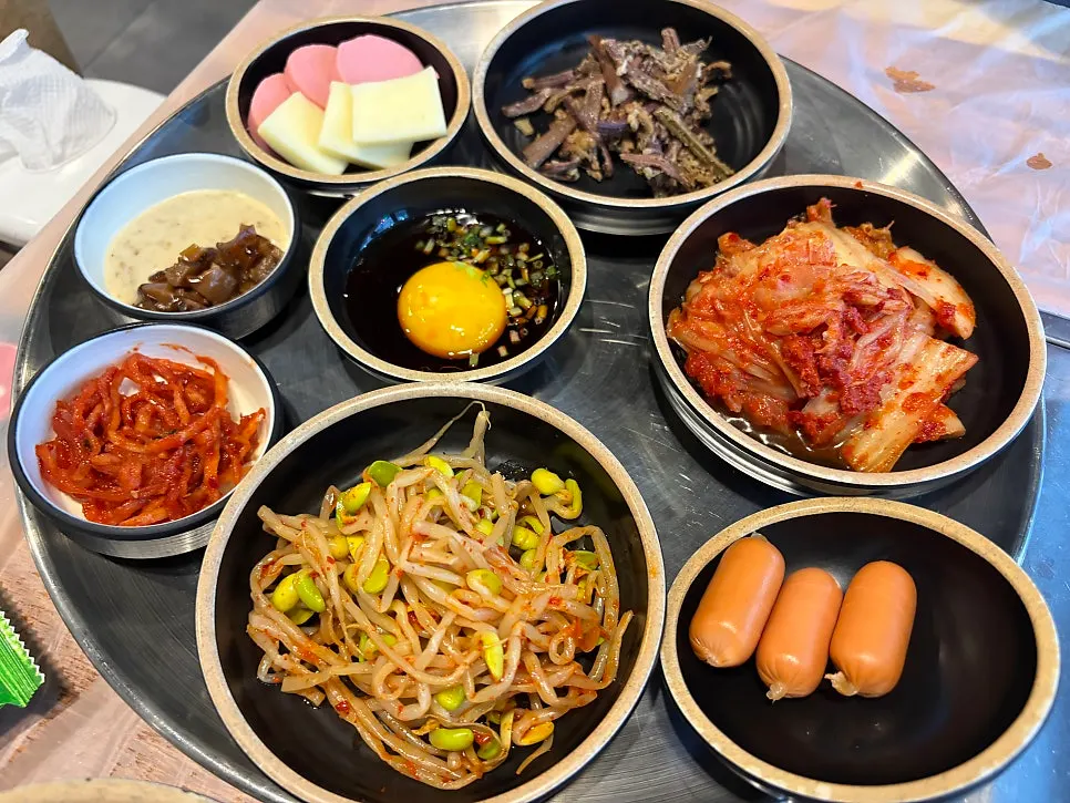 주문 후 차려진 다양한 밑반찬 상차림