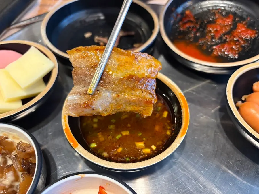 노른자장에 찍은 냉동삼겹살 한 점