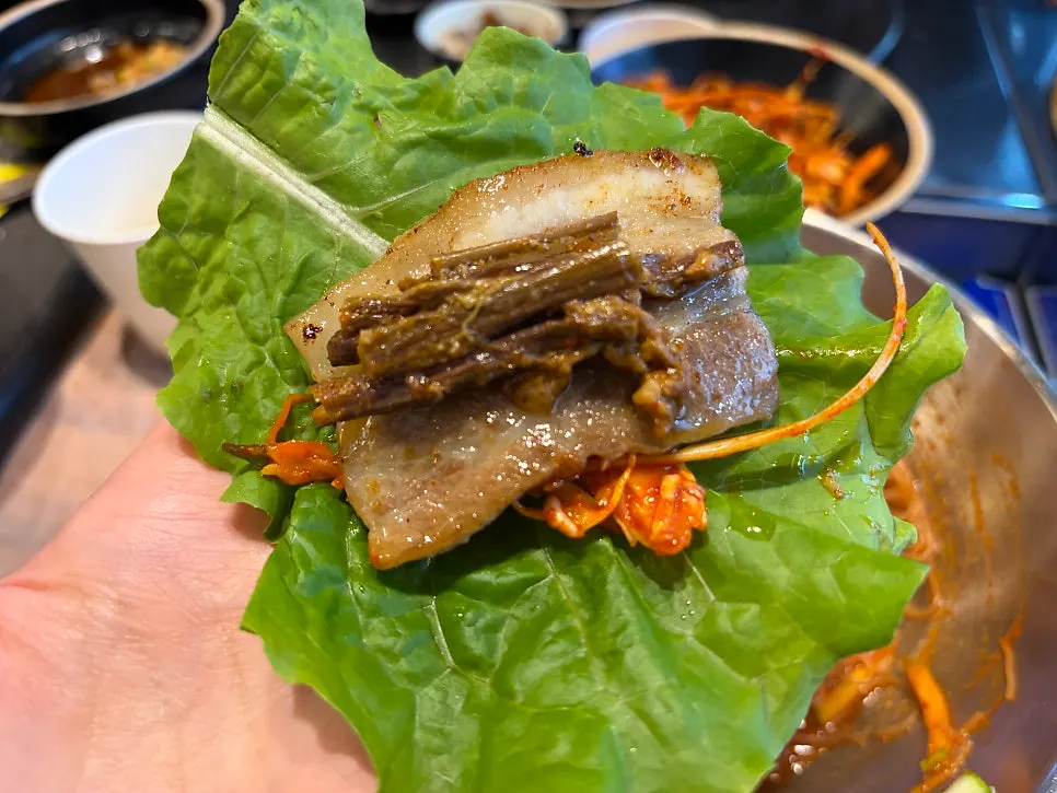 구운 고사리를 올린 쌈채소 한 쌈