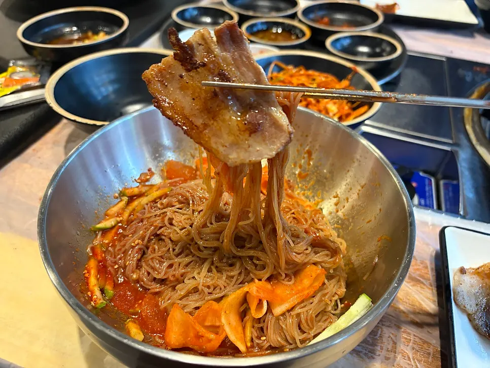양이 넉넉한 비빔냉면 면발