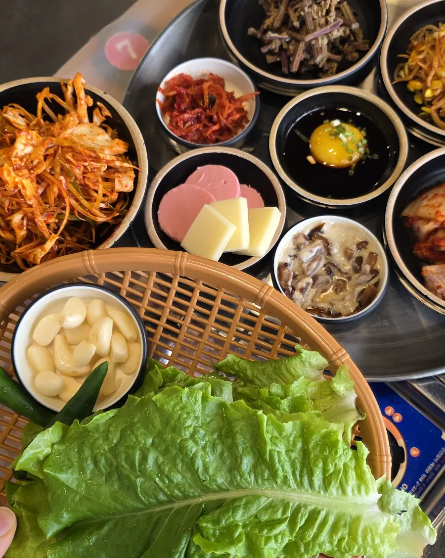 Table of basic side dishes served with naengsam
