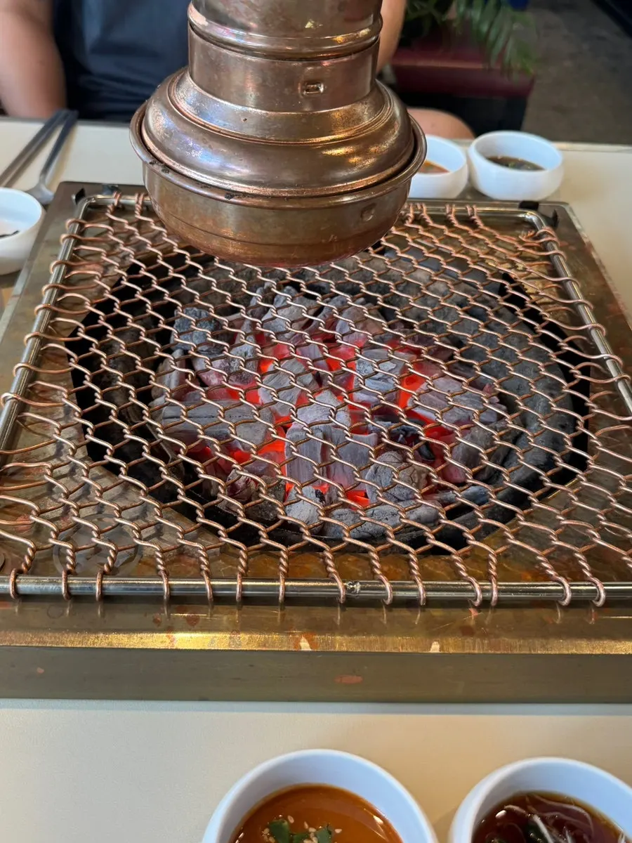 숯불과 함께 나온 모둠구이 B 생고기 한 판